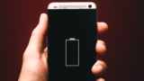 How does a mobile phone understand how much the battery is charged?